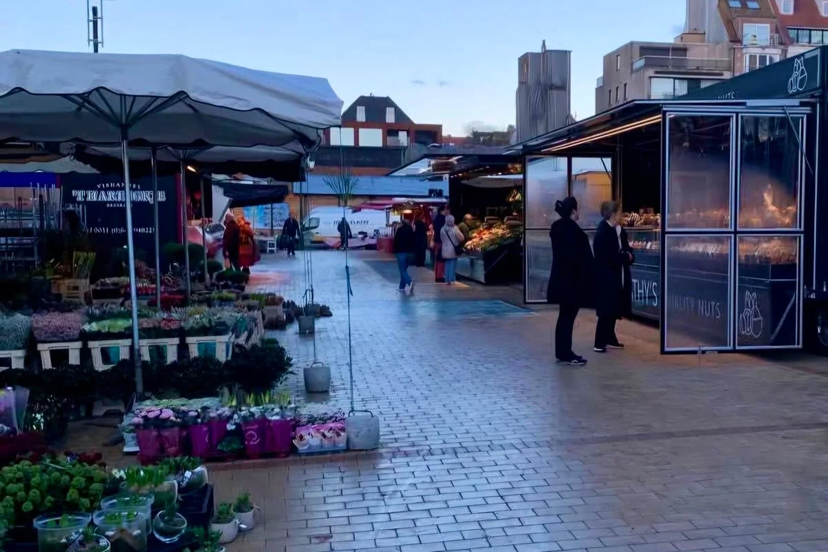 Bloemen- en groentenmarkt op het Alfred Verweeplein te Knokke-Heist