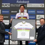 Mathieu van der Poel zet zich op eenzame hoogte in de eregalerij van het veldrijden met zijn 8e wereldtitel