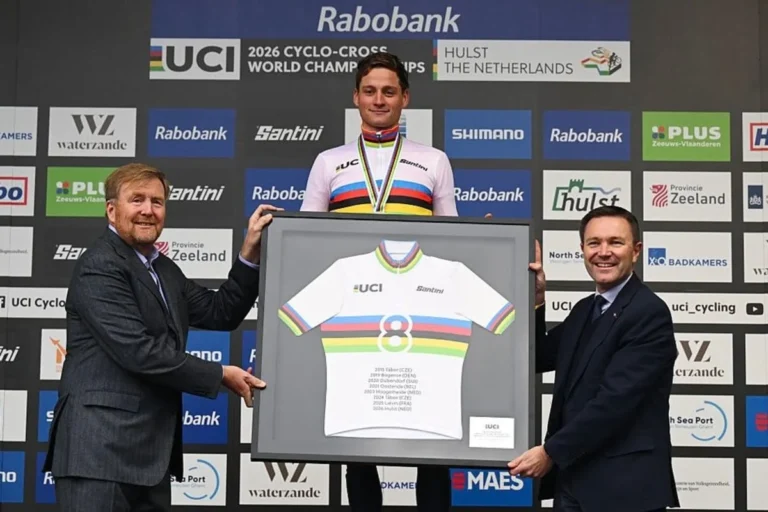 Mathieu van der Poel zet zich op eenzame hoogte in de eregalerij van het veldrijden met zijn 8e wereldtitel